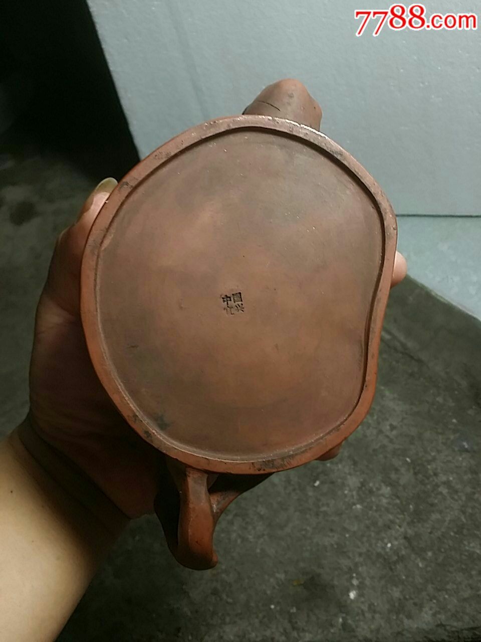 梅庄壶(周爱芳)底款:中国宜兴.完整