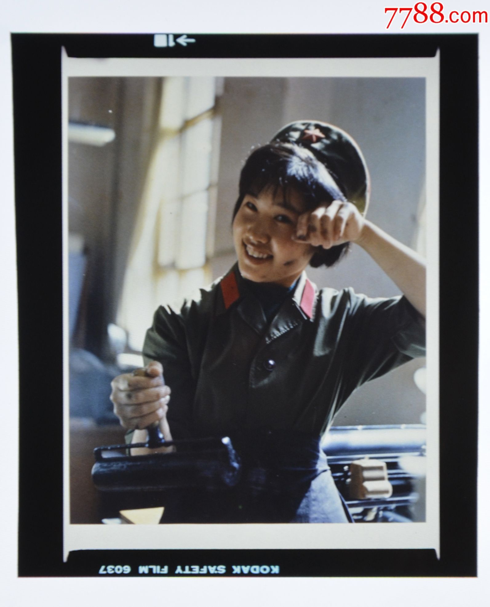 老底片-80年代女兵彩色底片3张合拍6x6底片-au15757395-老照片-加价-7