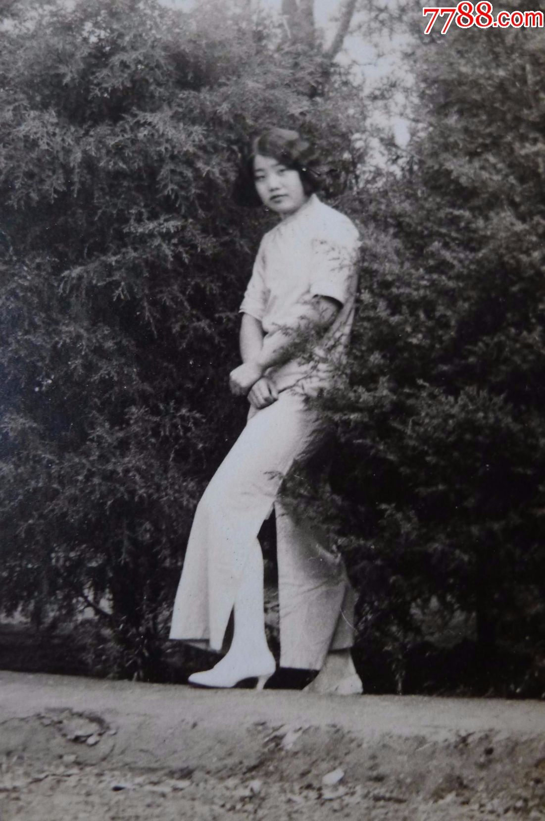 民国时髦漂亮的女学生合影.旗袍,烫发,手包,高跟鞋.漂亮!
