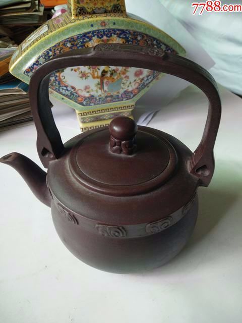 提梁紫砂壶,作者:忠国平(国家级工艺美术员).紫泥,紫铜,圆
