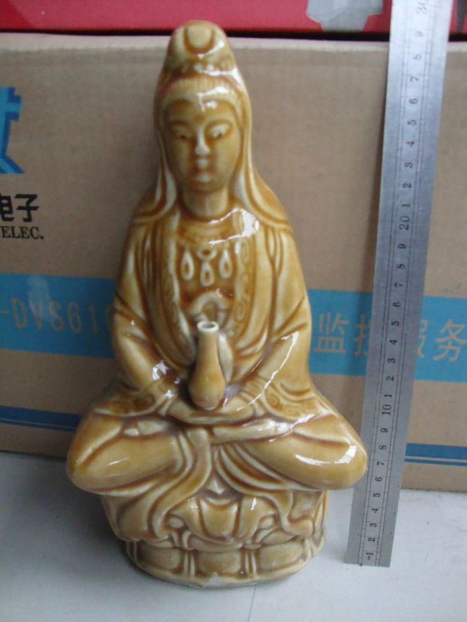 观世音菩萨瓷像一尊