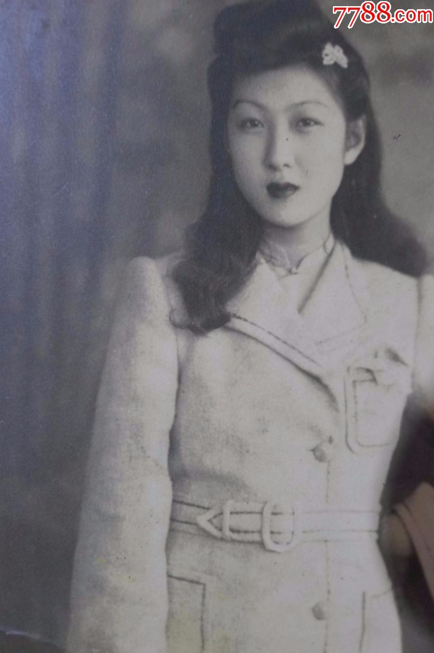 身穿洋装的民国美女.大眼睛高鼻梁小嘴烫发.哈尔滨新时代摄影场