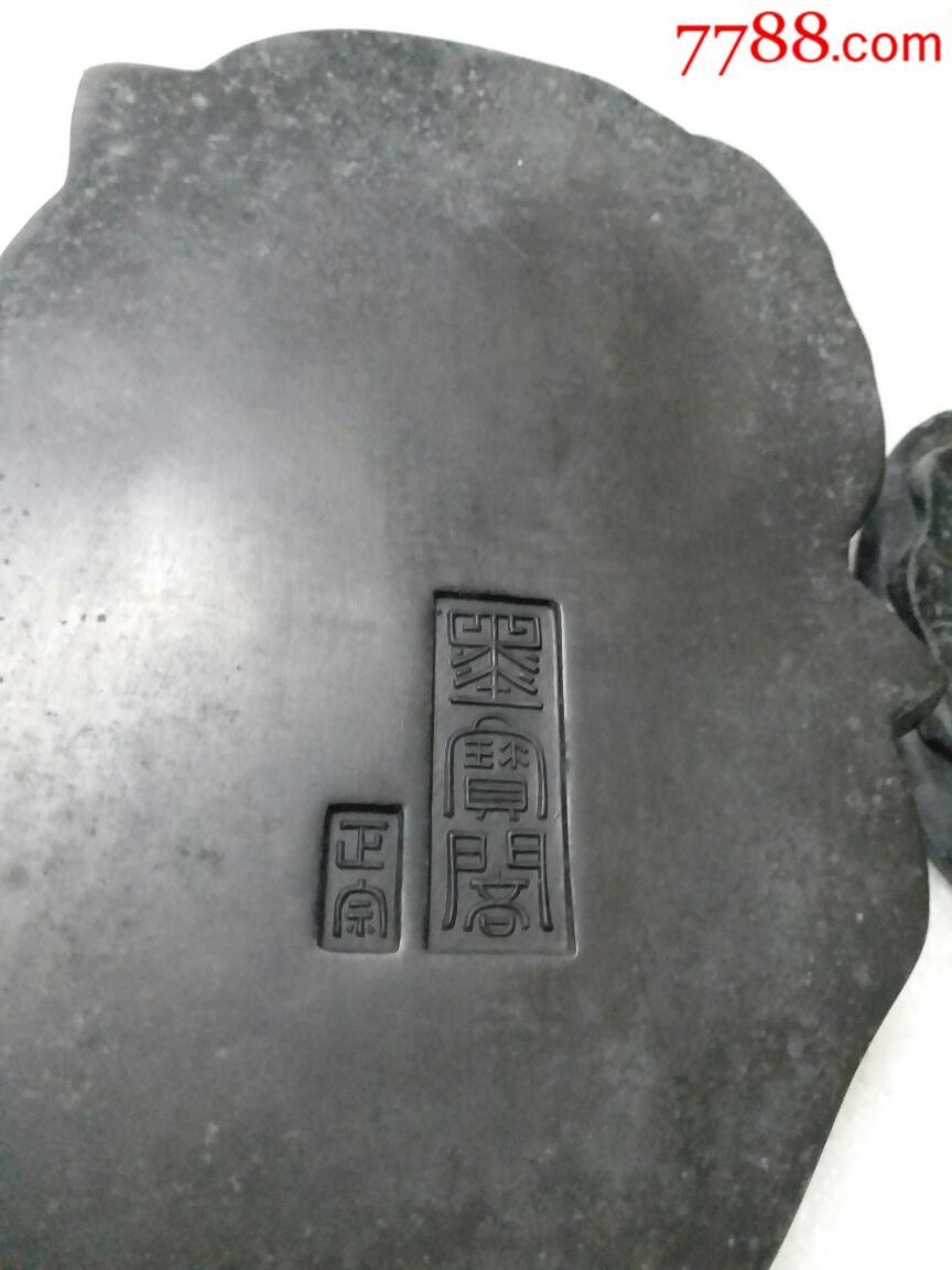 荷花砚台有磕碰,底带篆字印章款