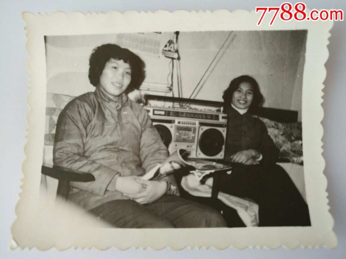 我们生活在80年代--烫发、老收录机