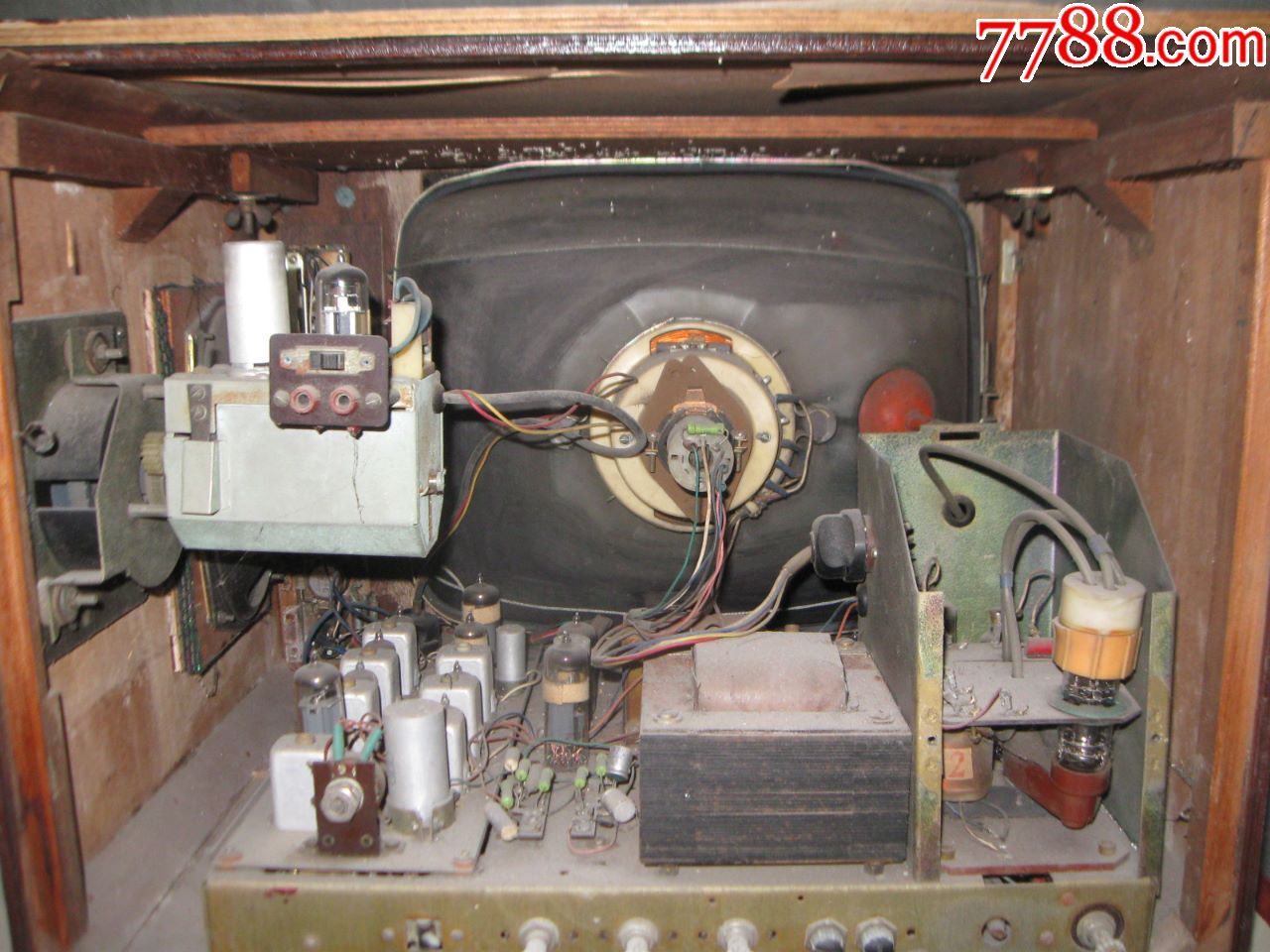 老物件老记忆-文革时期上海牌116-2电子管电视机怀旧道具展示