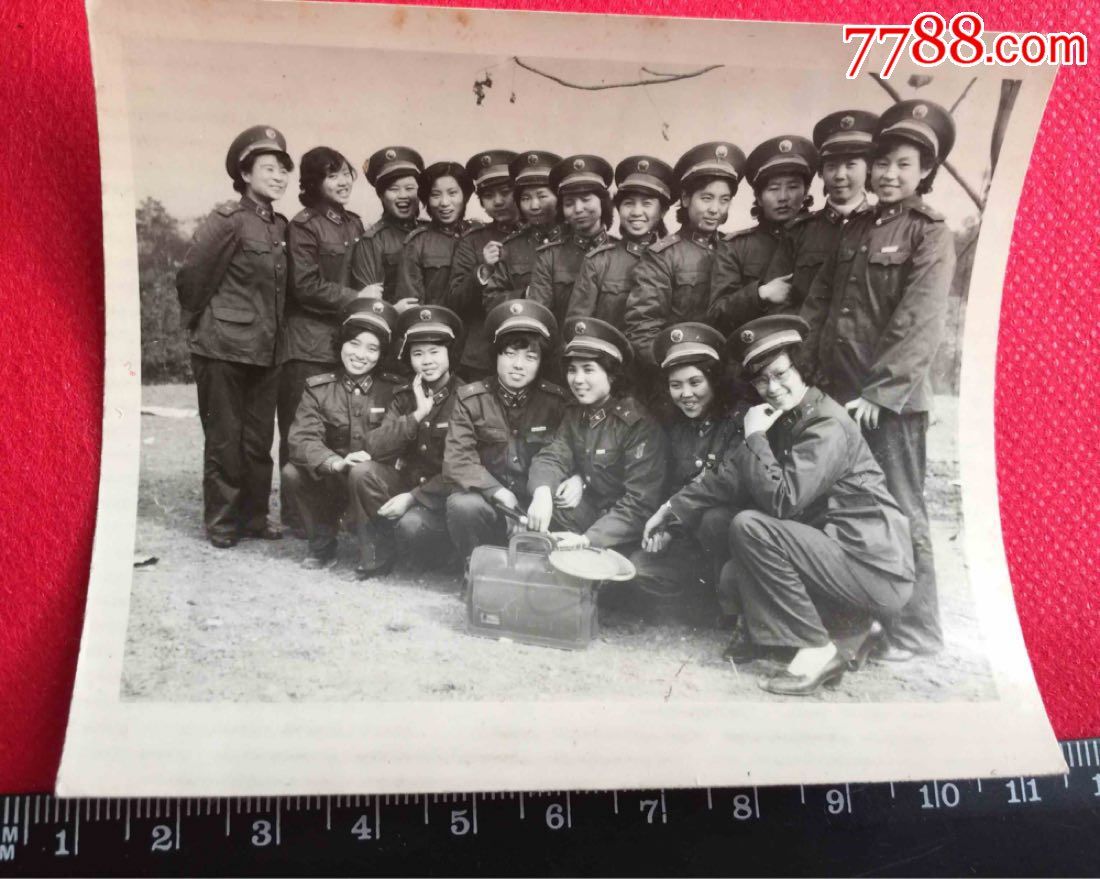 80年代女军医集体踏春合影照片1张