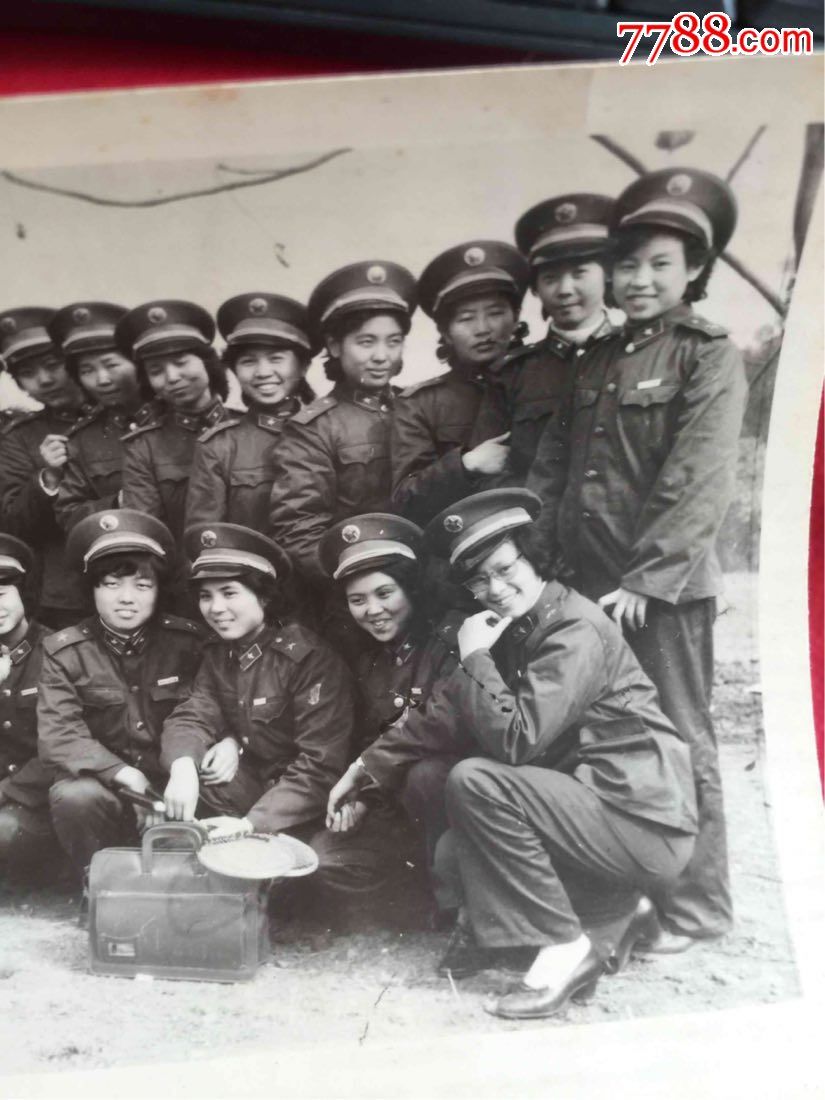 80年代女军医集体踏春合影照片1张