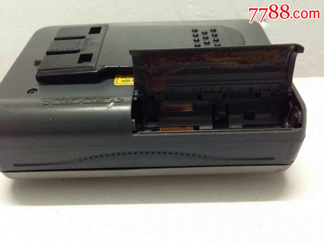 爱华αiwα随身听-电池盒生锈