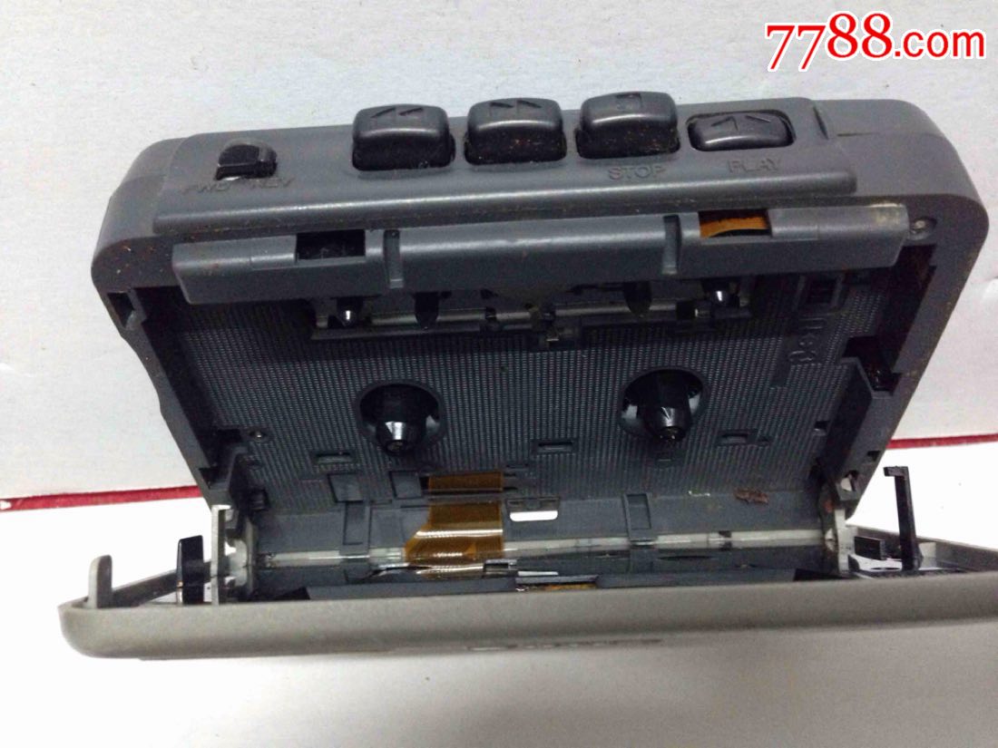 爱华αiwα随身听-电池盒生锈