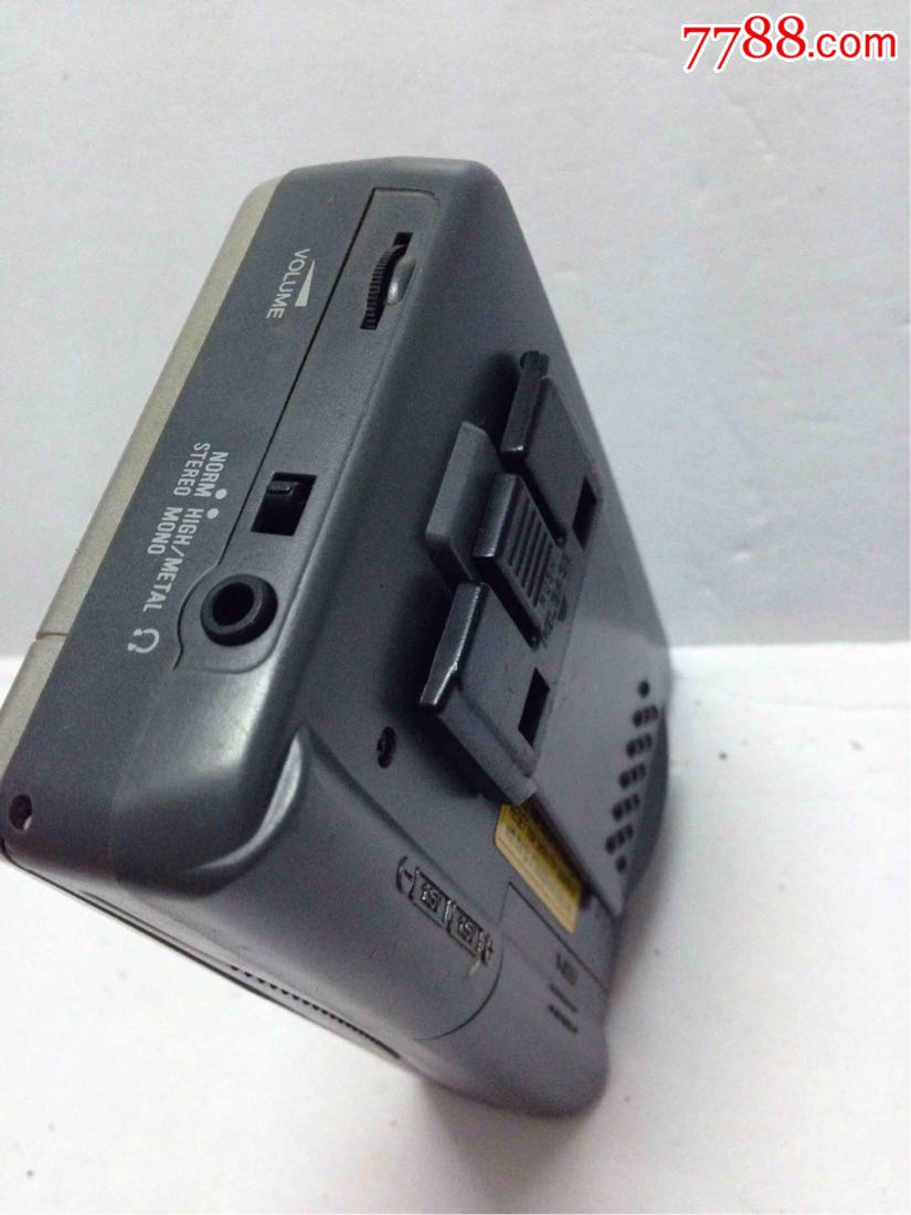 爱华αiwα随身听-电池盒生锈