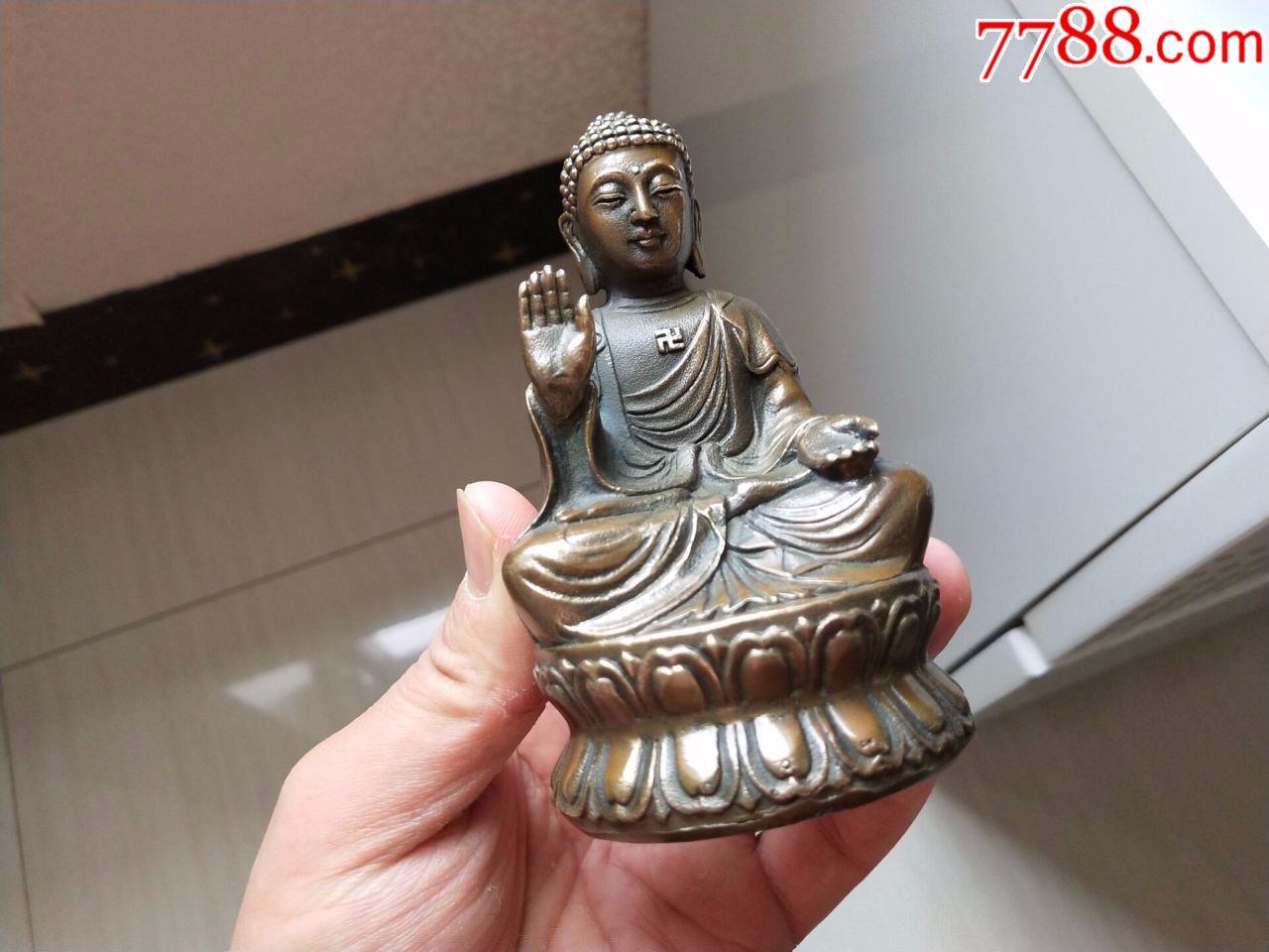 内蒙地区收到的大耳朵铜佛像一尊,包浆很浓厚,封底有图案,看图