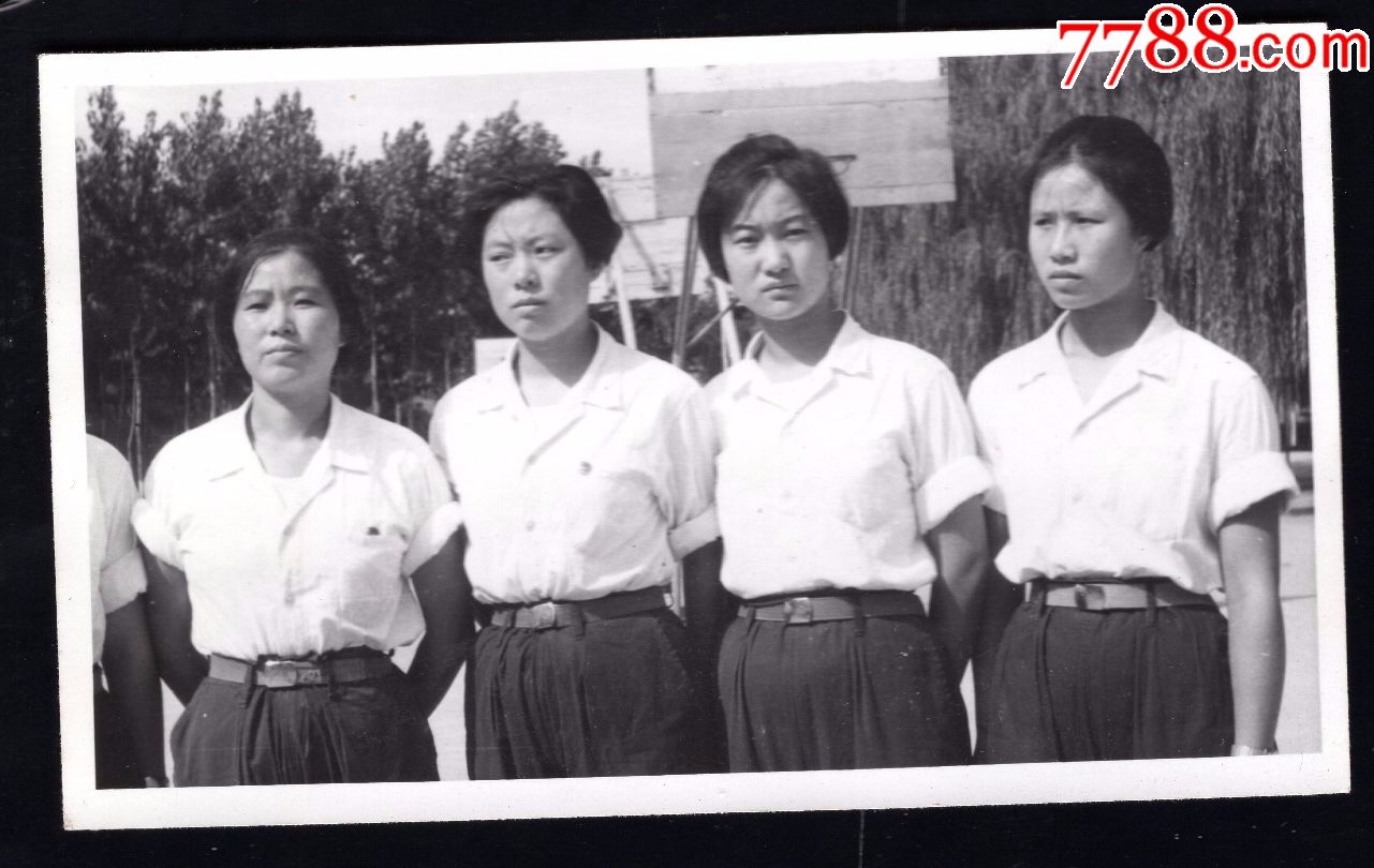 5.60年代美女老照片1张(尺寸约6*10厘米)