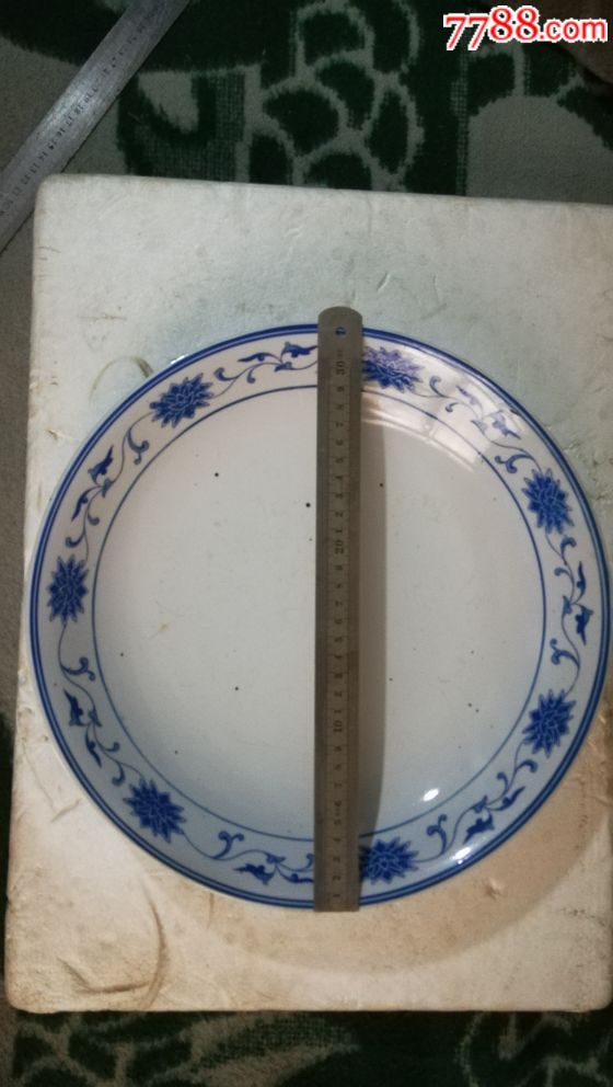 七十年代景德镇瓷厂出品特大号直径33公分青花盘品相完整