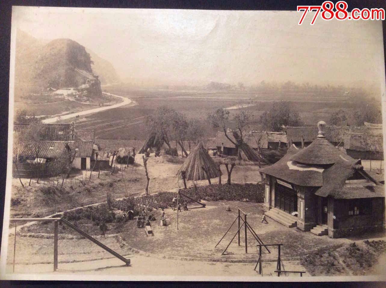 1935年左右的南京城外的小学,建筑十分宏伟,有滑梯和小朋友在玩