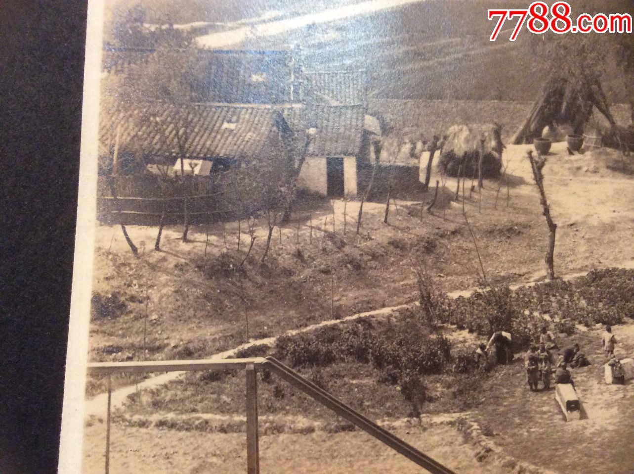 1935年左右的南京城外的小学,建筑十分宏伟,有滑梯和小朋友在玩
