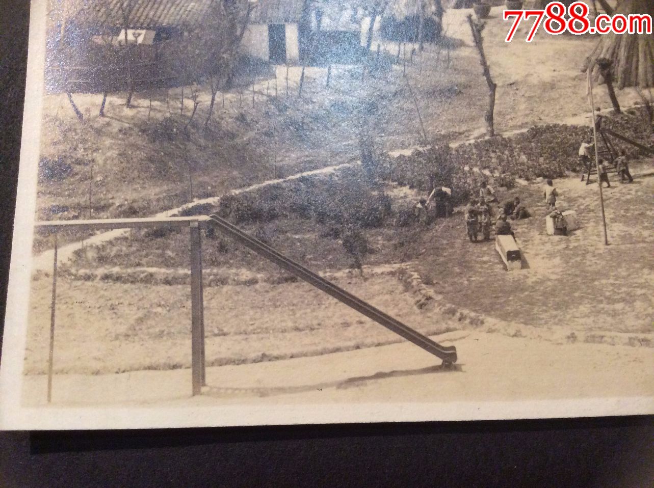 1935年左右的南京城外的小学,建筑十分宏伟,有滑梯和小朋友在玩