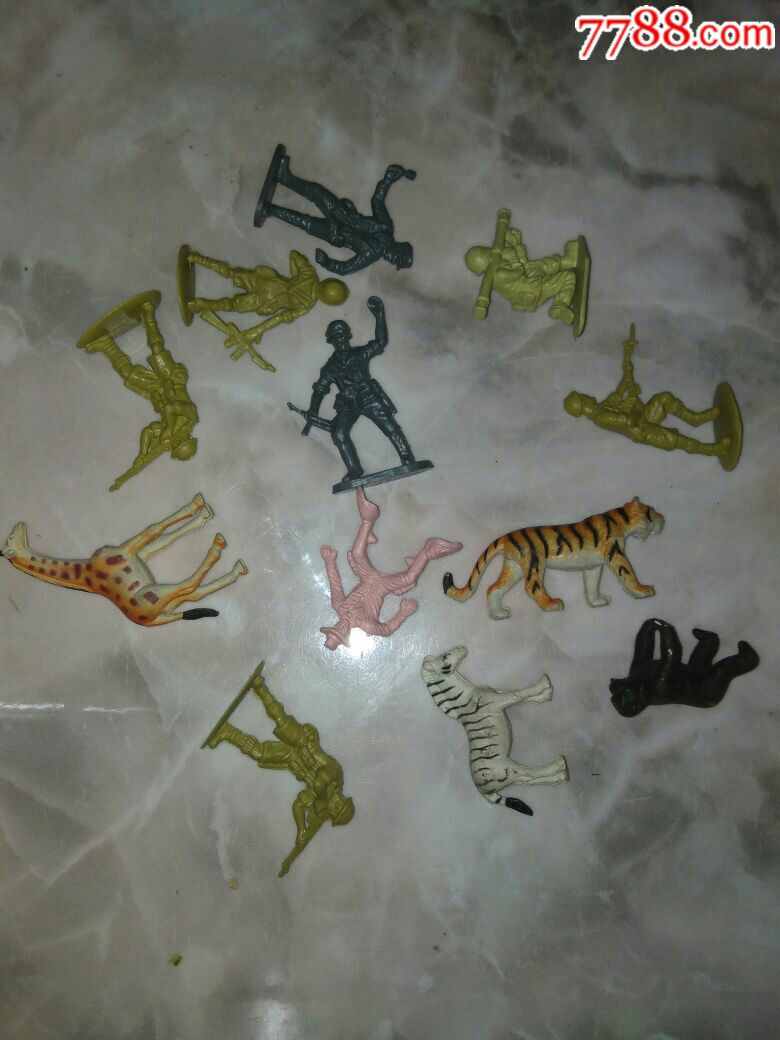 老玩具兵人一堆