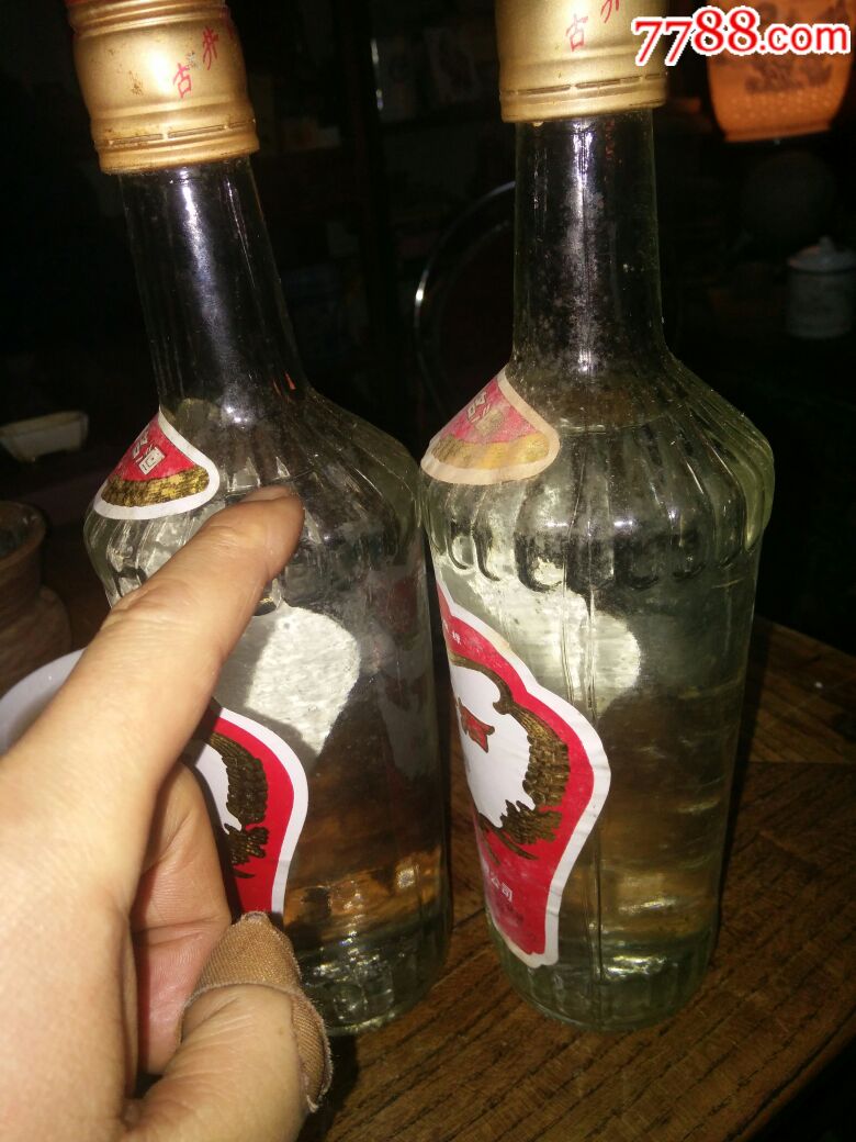 两瓶古井贡酒,一瓶98年,一瓶97年,酒满花好
