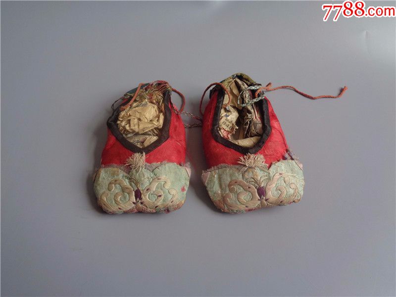 清代婴儿穿的蝴蝶纹绣花虎头鞋一双