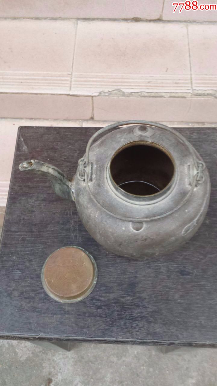 一个清晚民国老铜壶