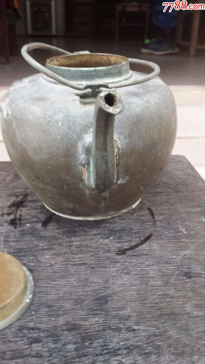 一个清晚民国老铜壶