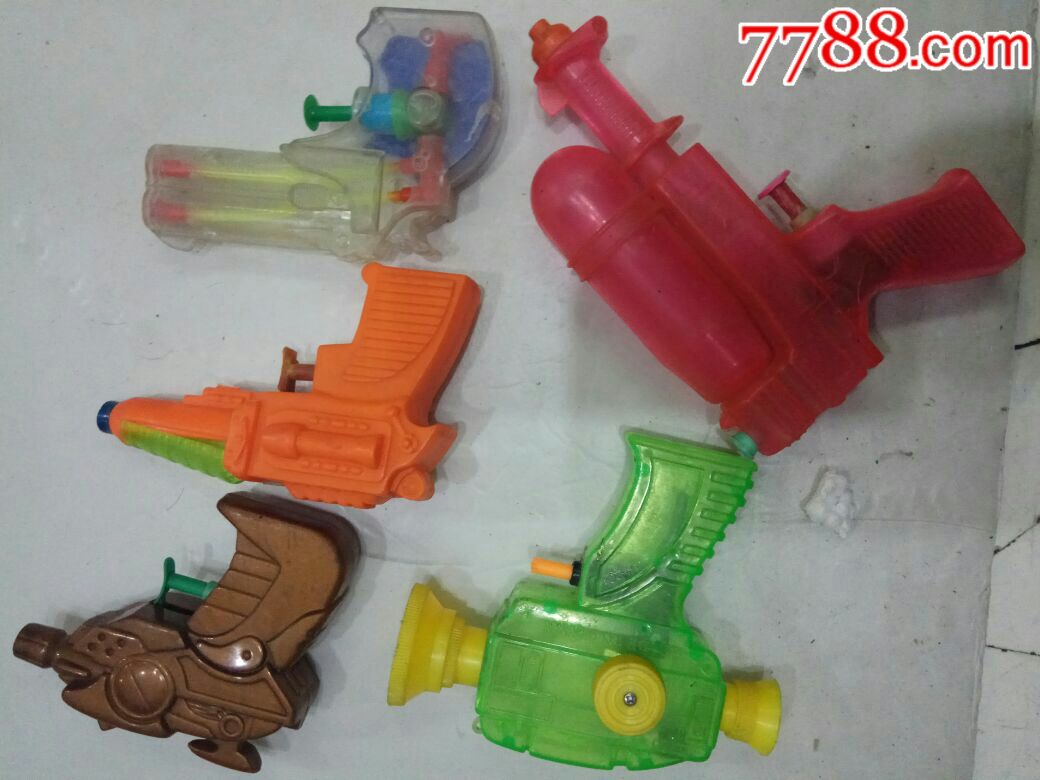5个老式玩具呲水枪
