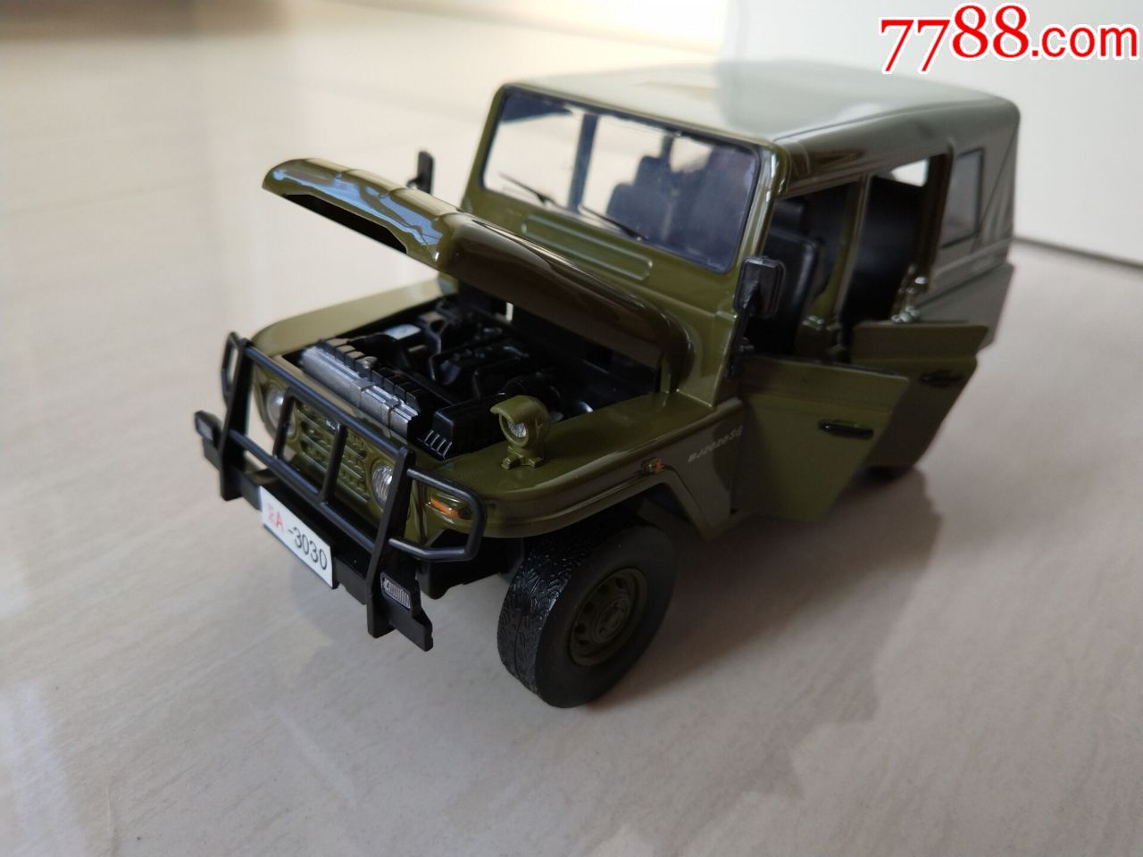 老北京4x4吉普车一台,颜色纯正,原版车模,没有任何伤痕.全新
