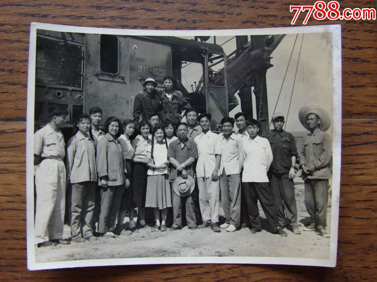 拍"上海姑娘"留念—1957年在武钢工地上,老照片_第2张