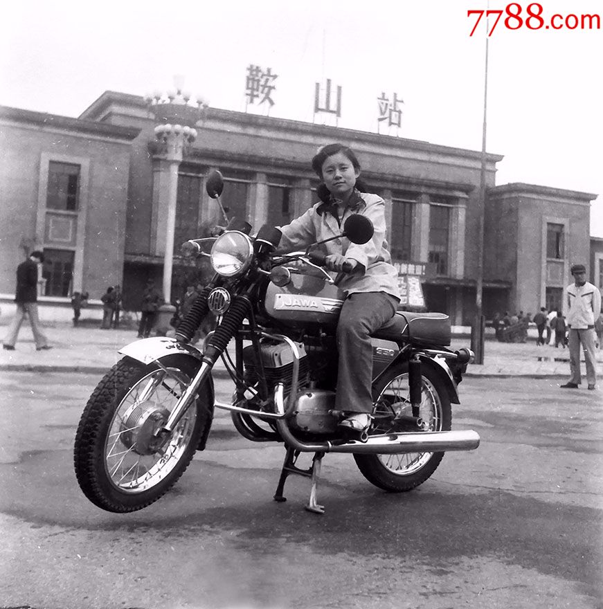 鞍山站前骑摩托的姑娘【老底片】