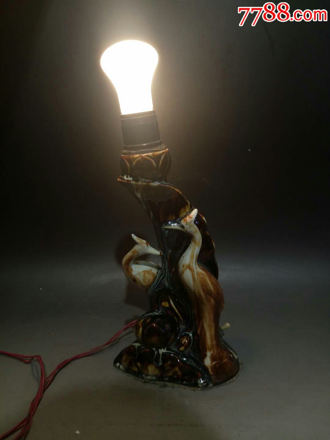 七八十年代,瓷塑窑变釉台灯,全品,有一条两米五的电线,灯泡正常使用