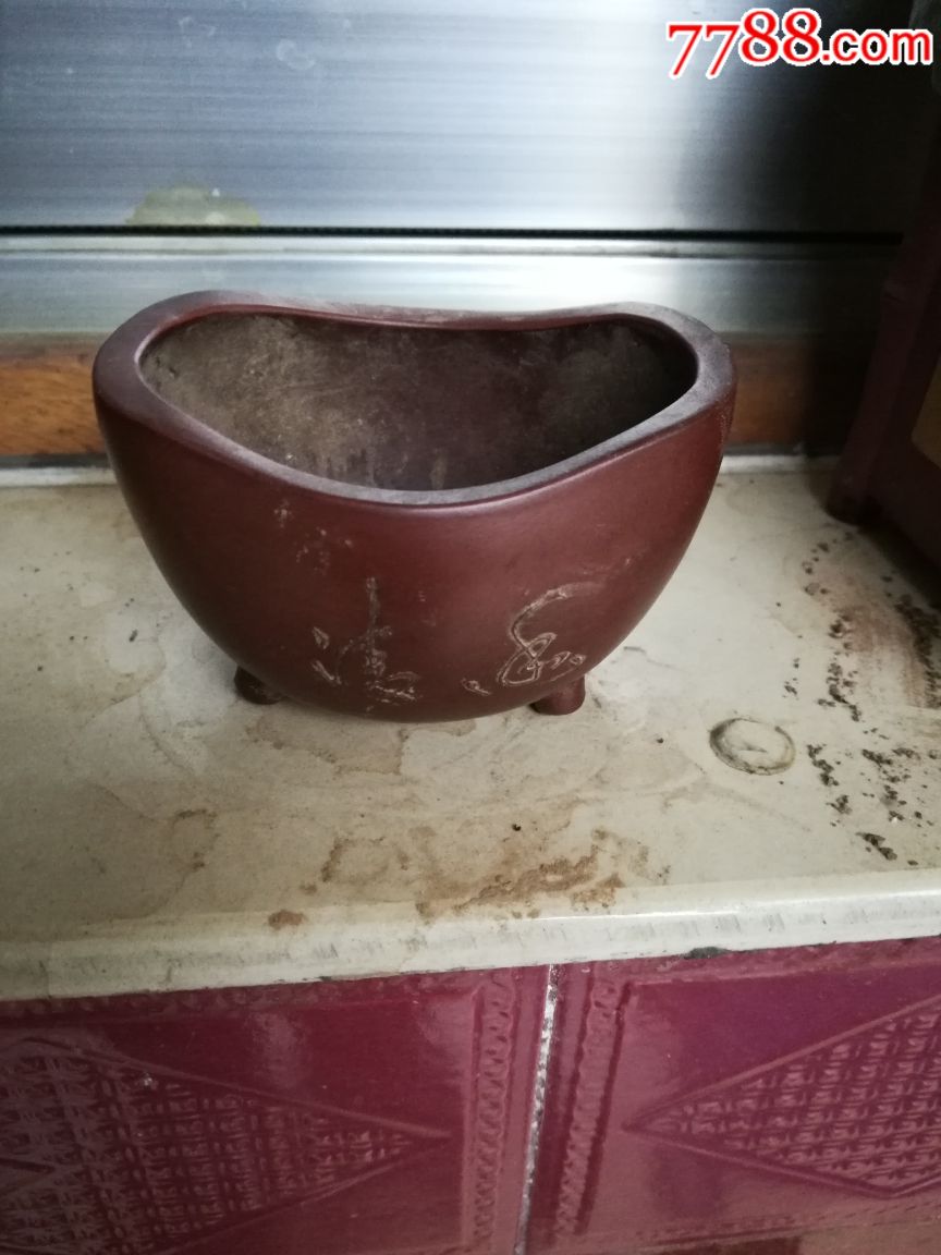 带底款的聚花盆