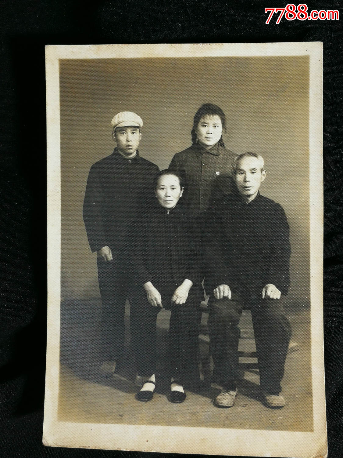怀旧老照片:《带着媳妇回家来》【六十年代尺寸11.5x8公分】!