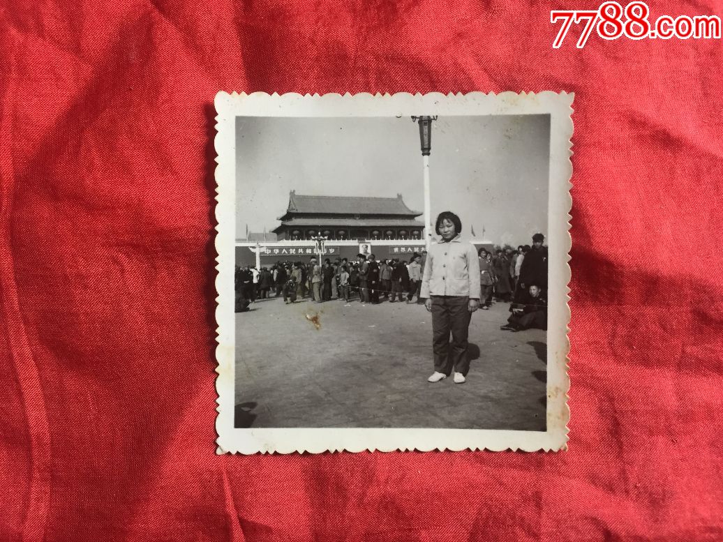 文革老照片知识女青年在北京天安门前留影