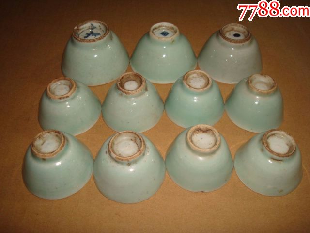 清或民国豆青釉小酒盅11个,完整品佳