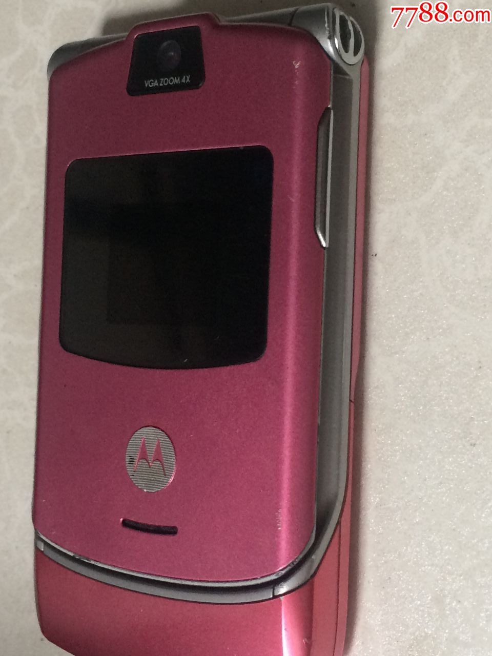 一台经典收藏粉红色motorola摩托罗拉v3翻盖手机