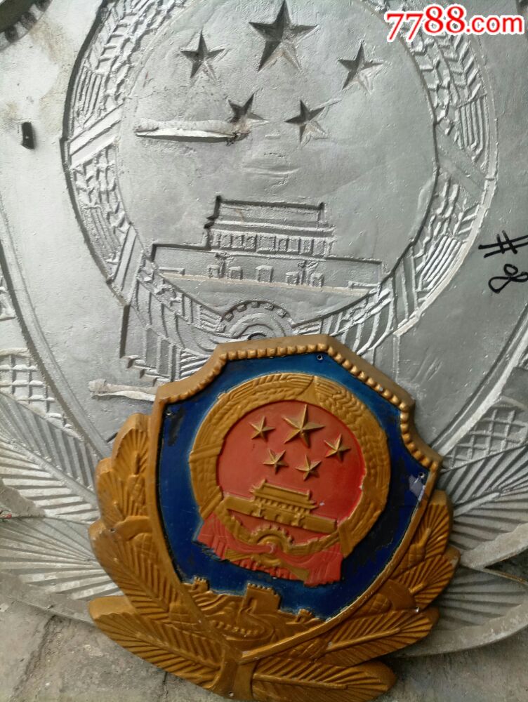 一大一小两个大型单位墙上挂的大型国徽