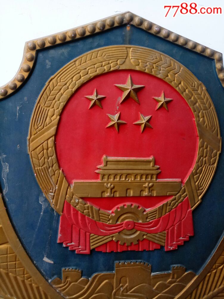 一大一小两个大型单位墙上挂的大型国徽