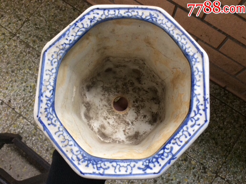 开窗八角青花盆
