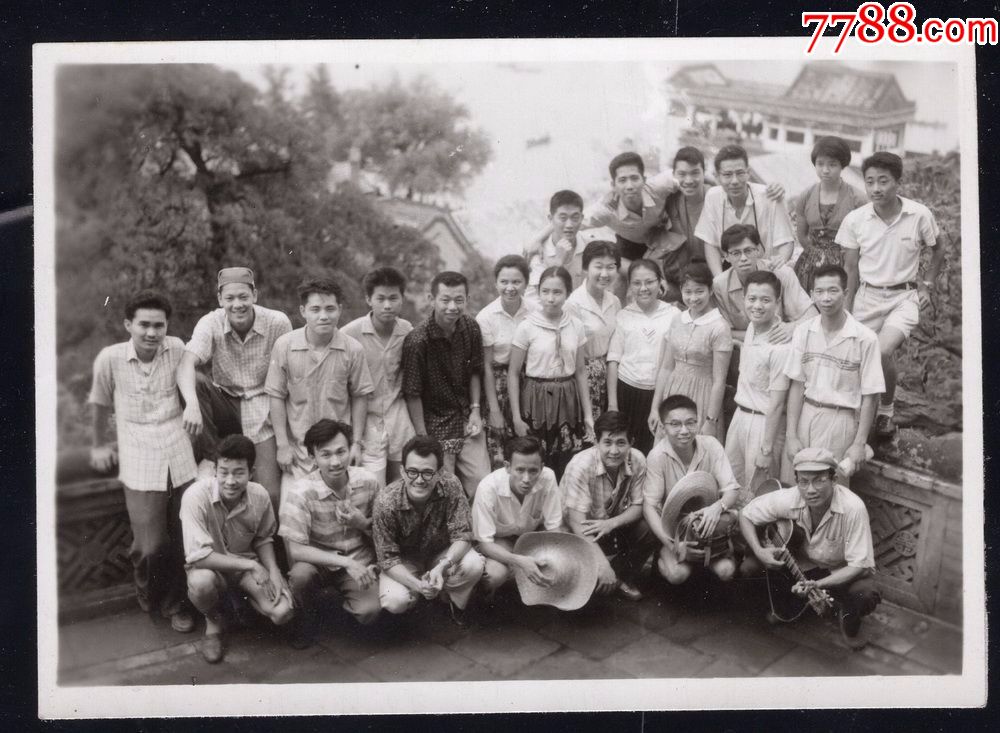 60年代北京师范大学美女老照片1张(尺寸约5.7*8厘米)