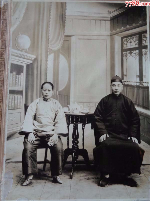 民国时期吉林省抚顺县西门内亚新照相馆拍摄的夫妻合影老照片