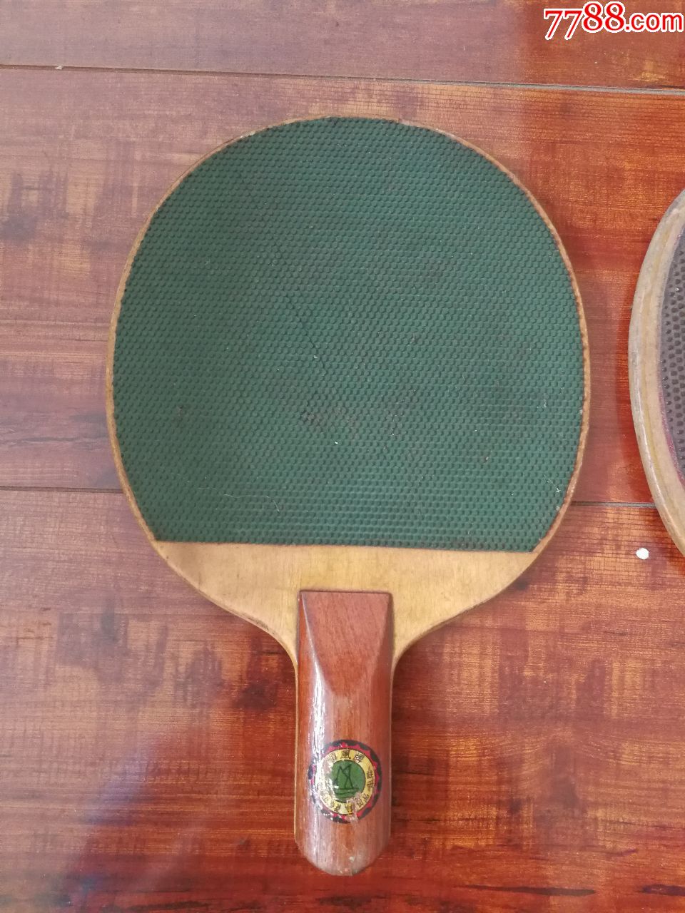 两个老式乒乓球拍(b)