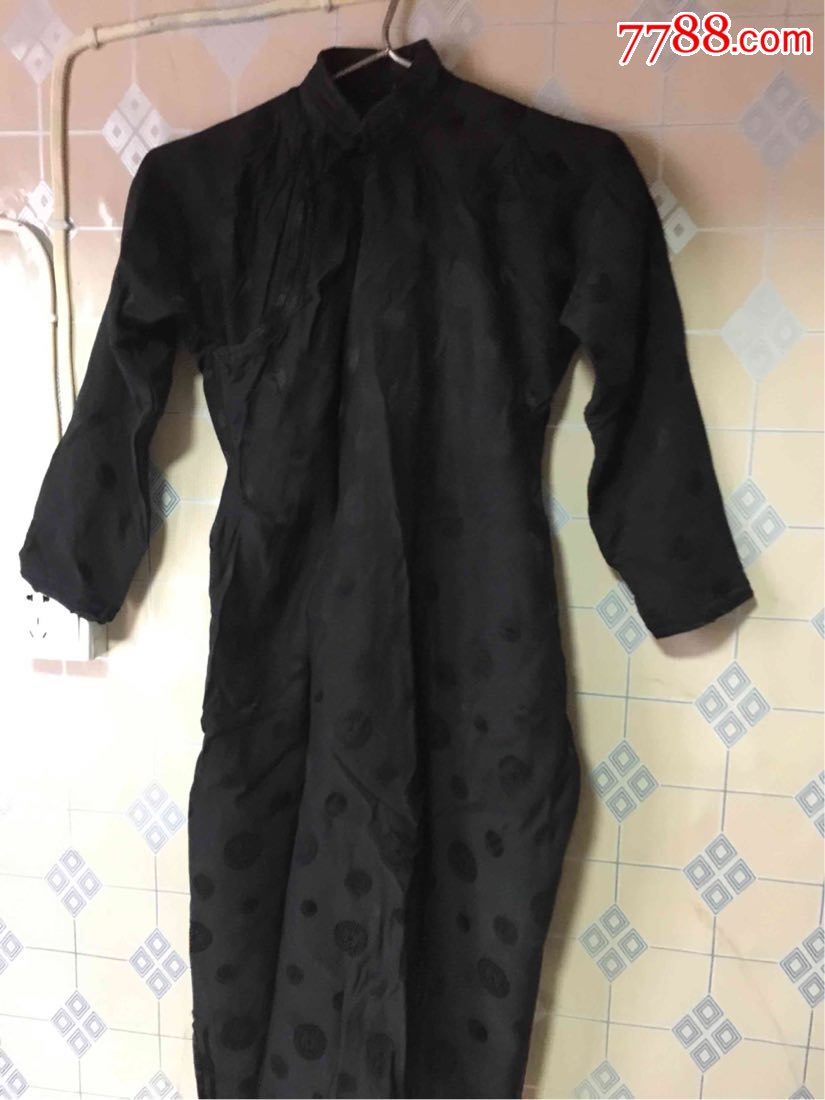 黑色团花,里衬和衣服有地方脱开了,其它没有破损