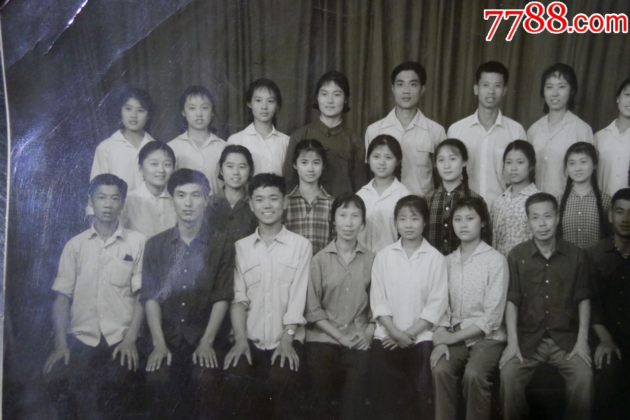 7,80年代青年工人合影.