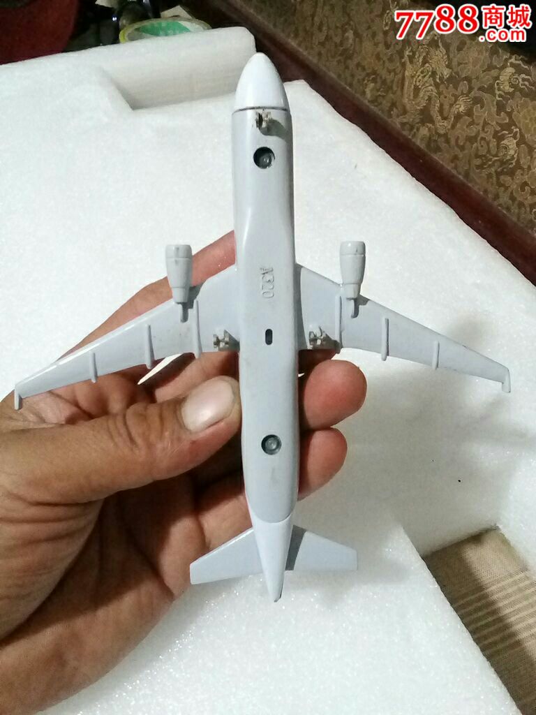 飞机模型一个,吸铁石不吸,物小却有手感!