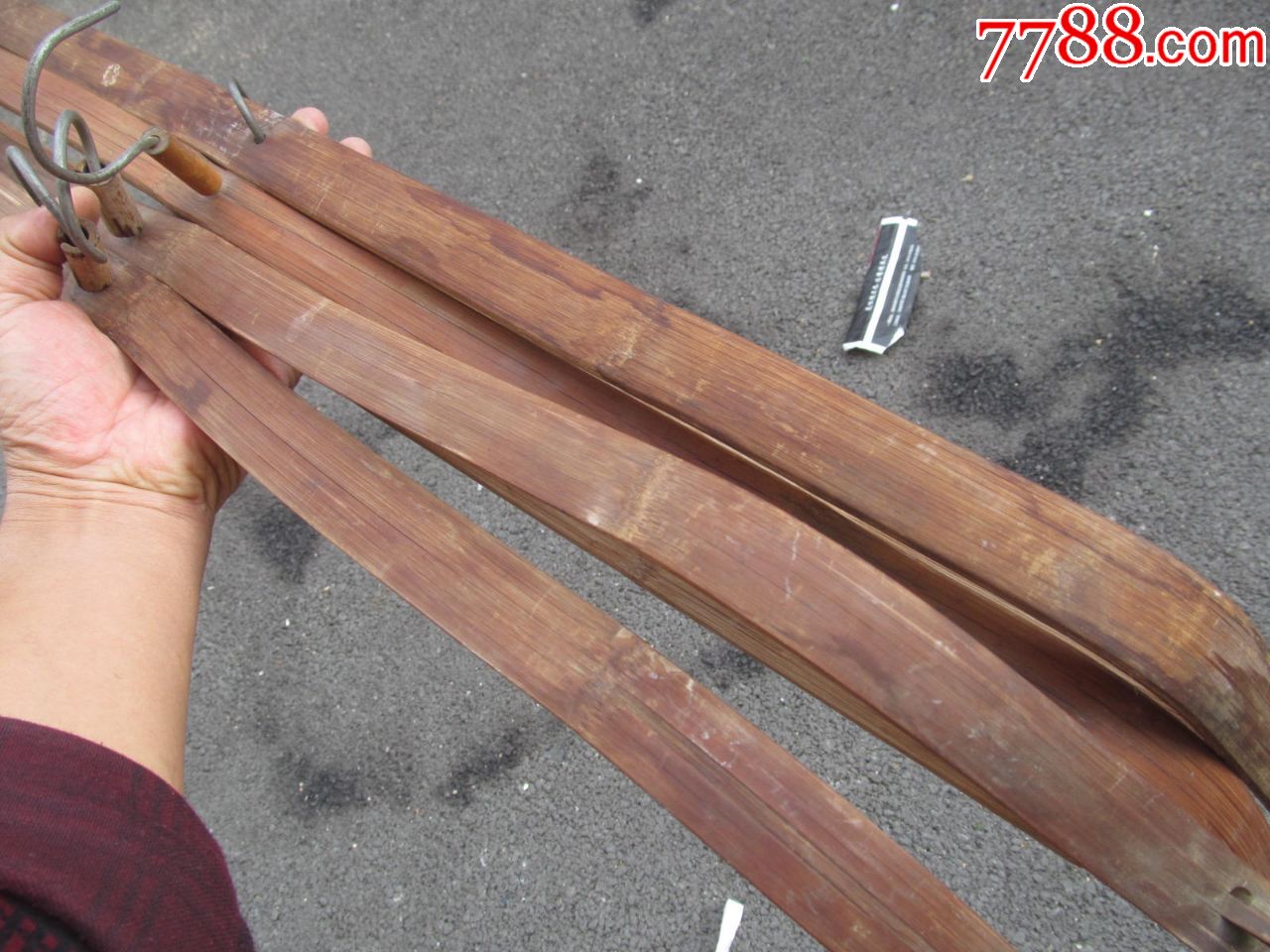 五六十年前的特大竹子衣架4个,全长近90厘米,特少见,接品有少钉,品相