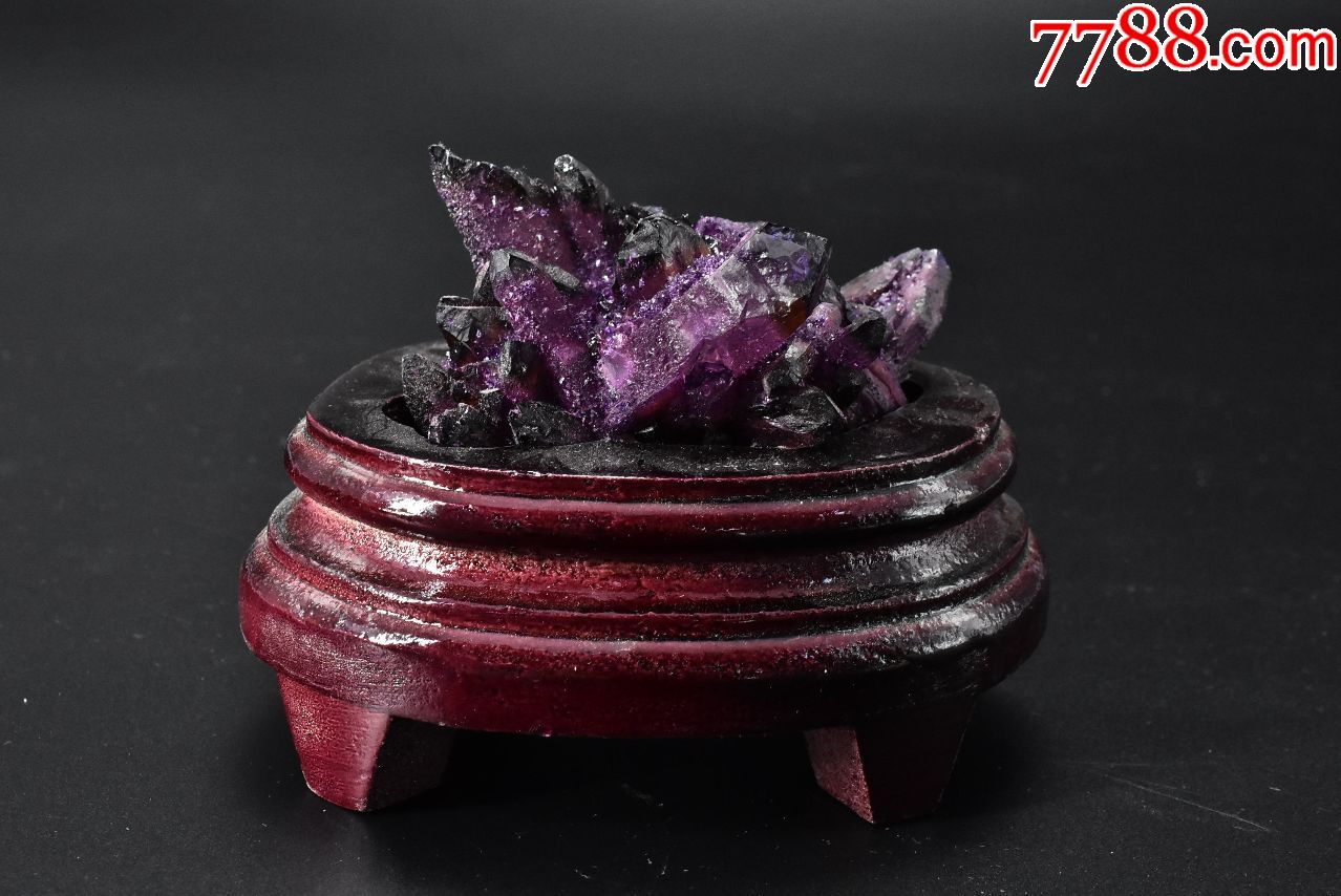 天然紫水晶摆件一个,紫水晶尺寸:8*6.5cm,紫晶重135.63克.底托为紫檀