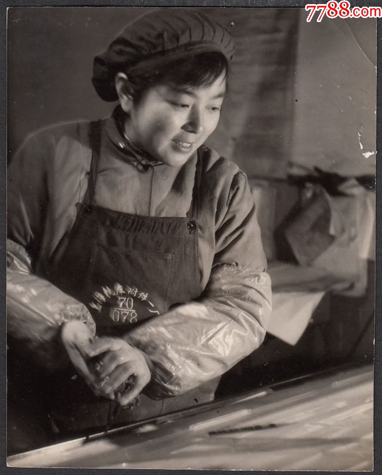 文革时期的上海机床附件一厂女工人技术员,老照片_第1张