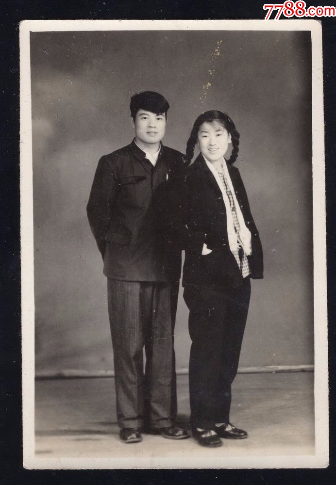 60年代大辫子美女合影老照片1张(尺寸约5.5*8厘米)
