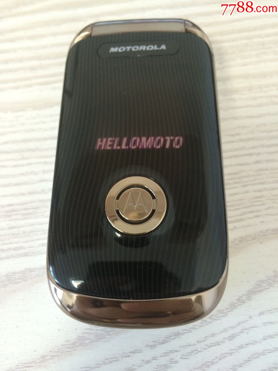 一台经典MOTORLA摩托罗拉翻盖手机