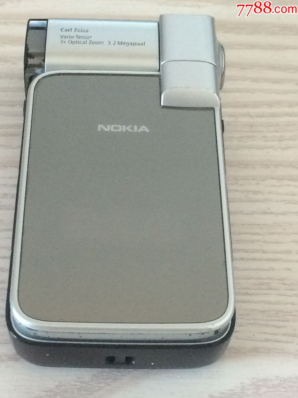 一台经典收藏诺基亚nokia翻盖手机.